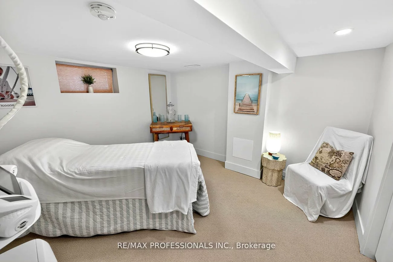 22, Ninth, New Toronto, Toronto