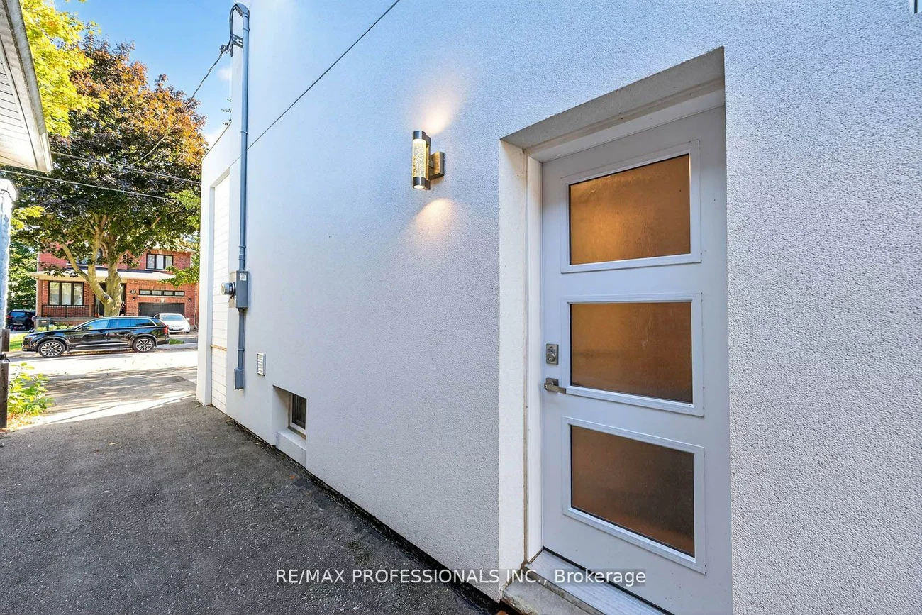 22, Ninth, New Toronto, Toronto