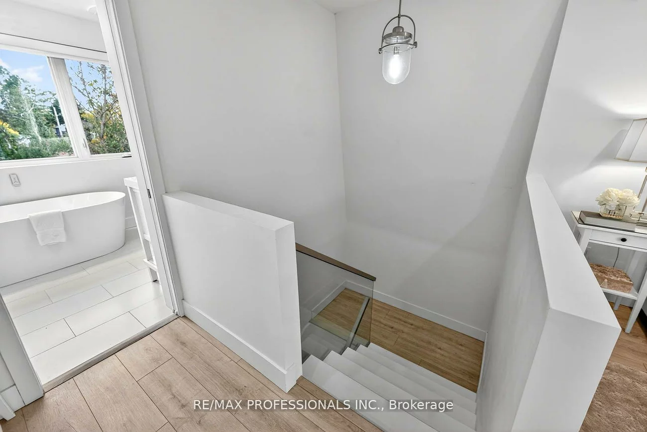 22, Ninth, New Toronto, Toronto