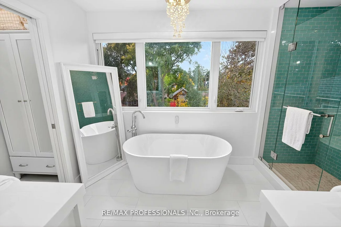 22, Ninth, New Toronto, Toronto