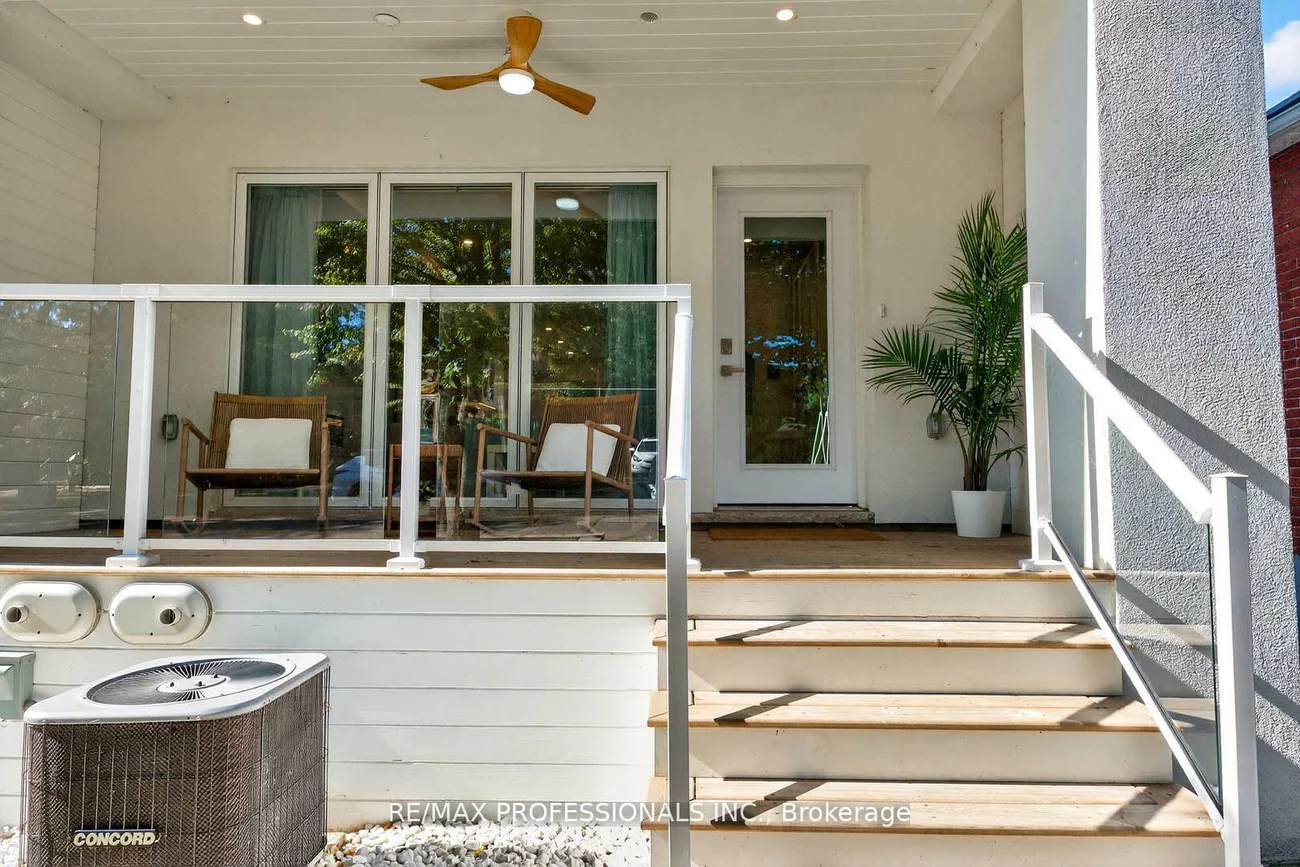 22, Ninth, New Toronto, Toronto