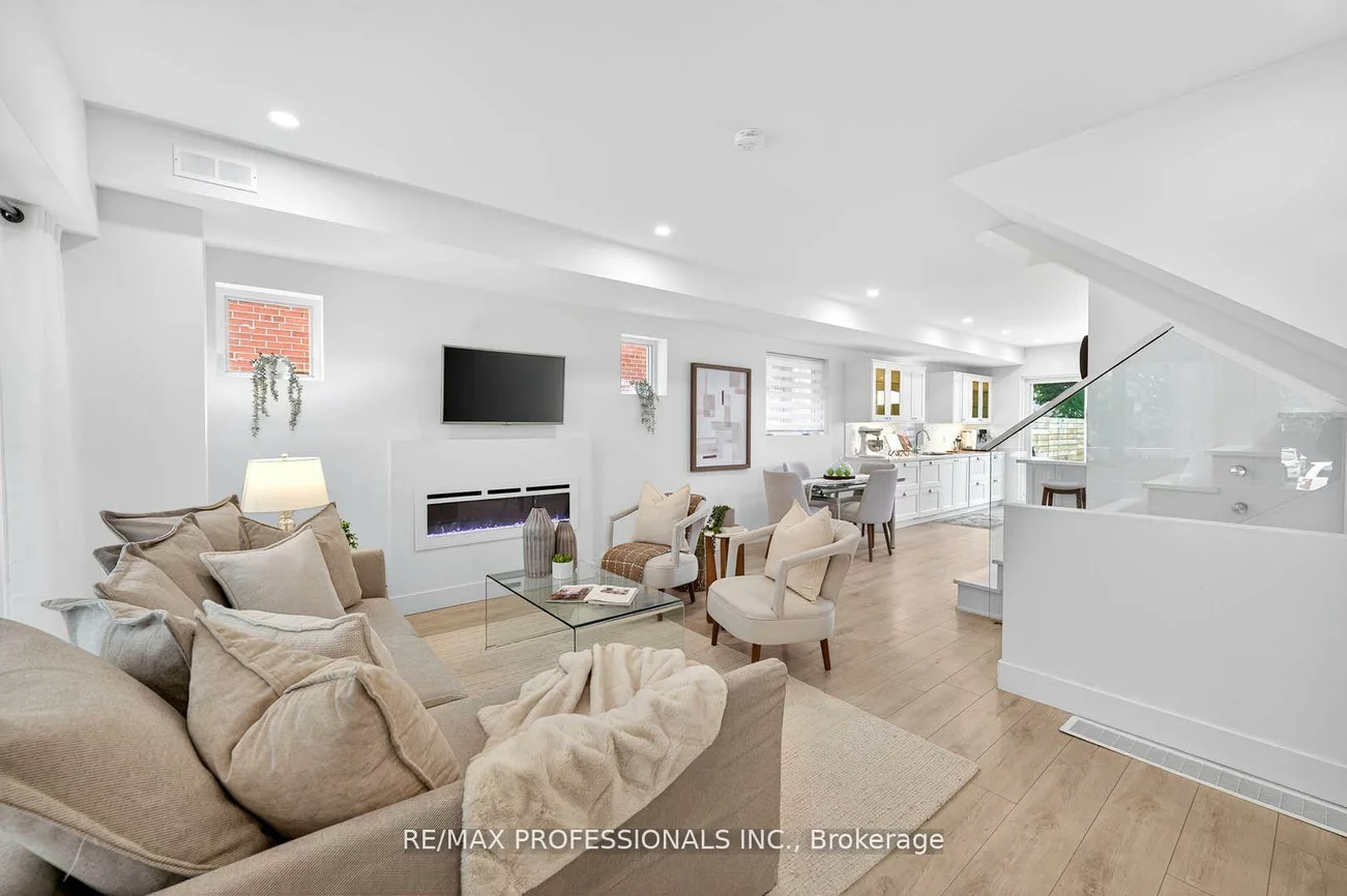 22, Ninth, New Toronto, Toronto