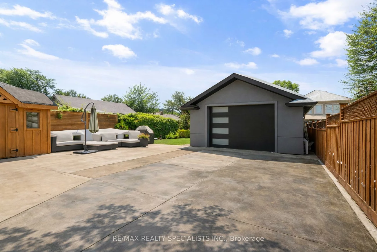 221, Thirtieth, Alderwood, Toronto