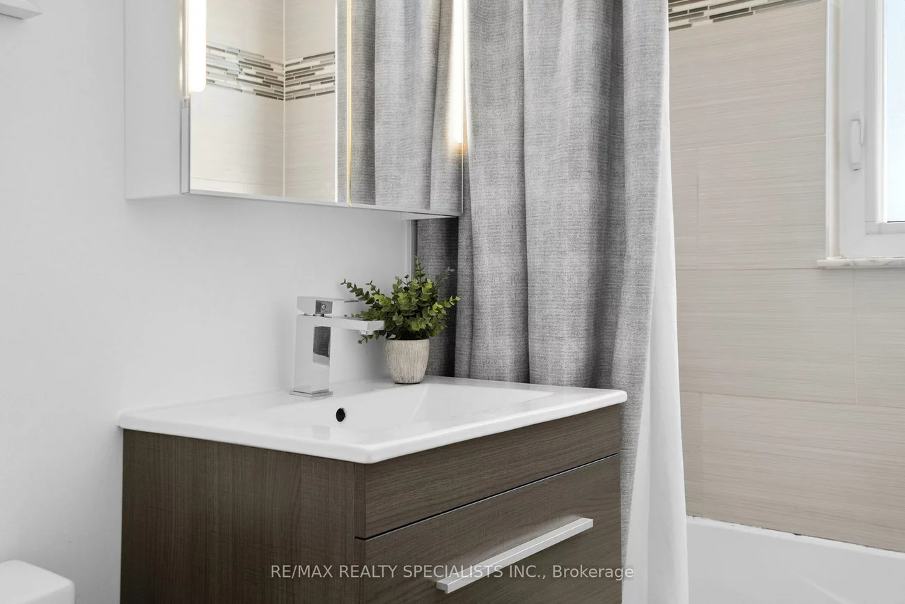 221, Thirtieth, Alderwood, Toronto