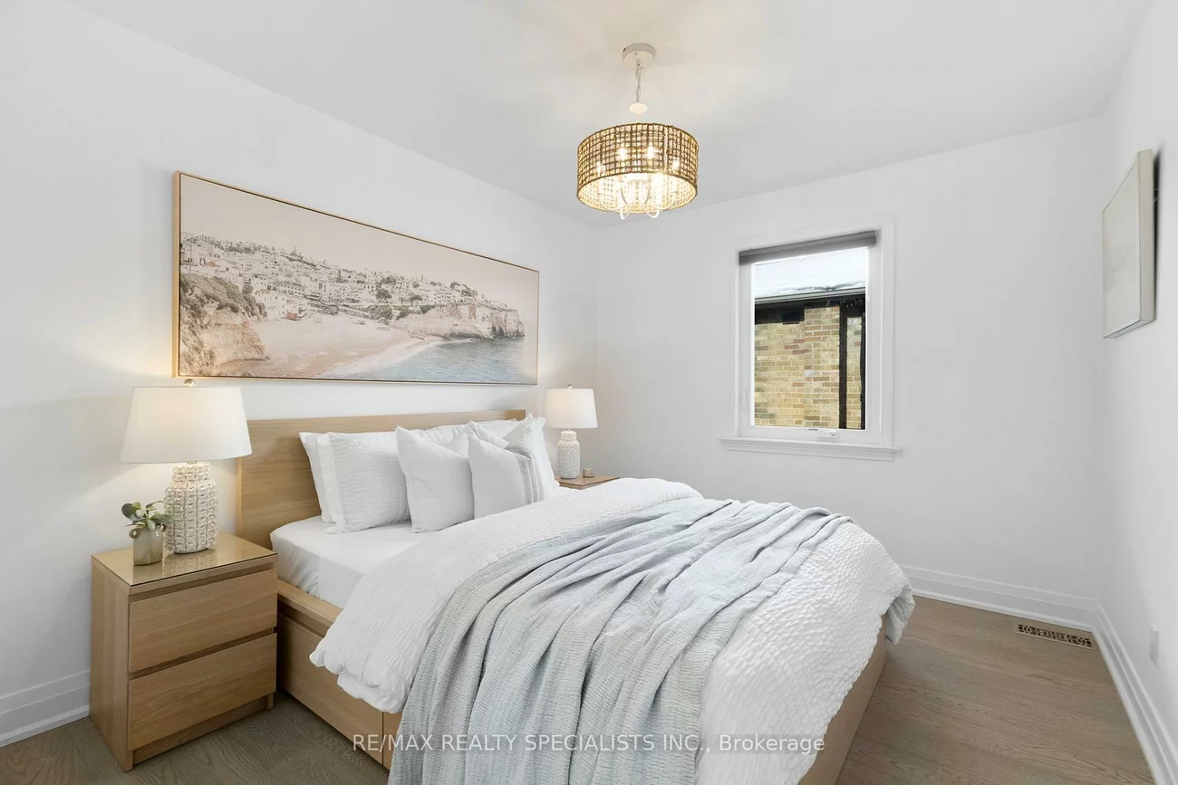 221, Thirtieth, Alderwood, Toronto