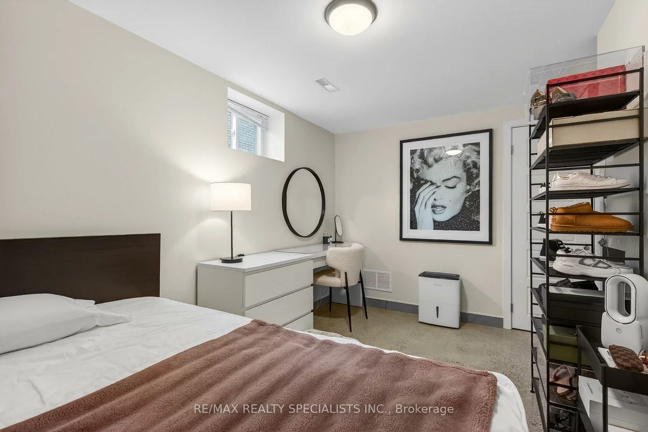 221, Thirtieth, Alderwood, Toronto