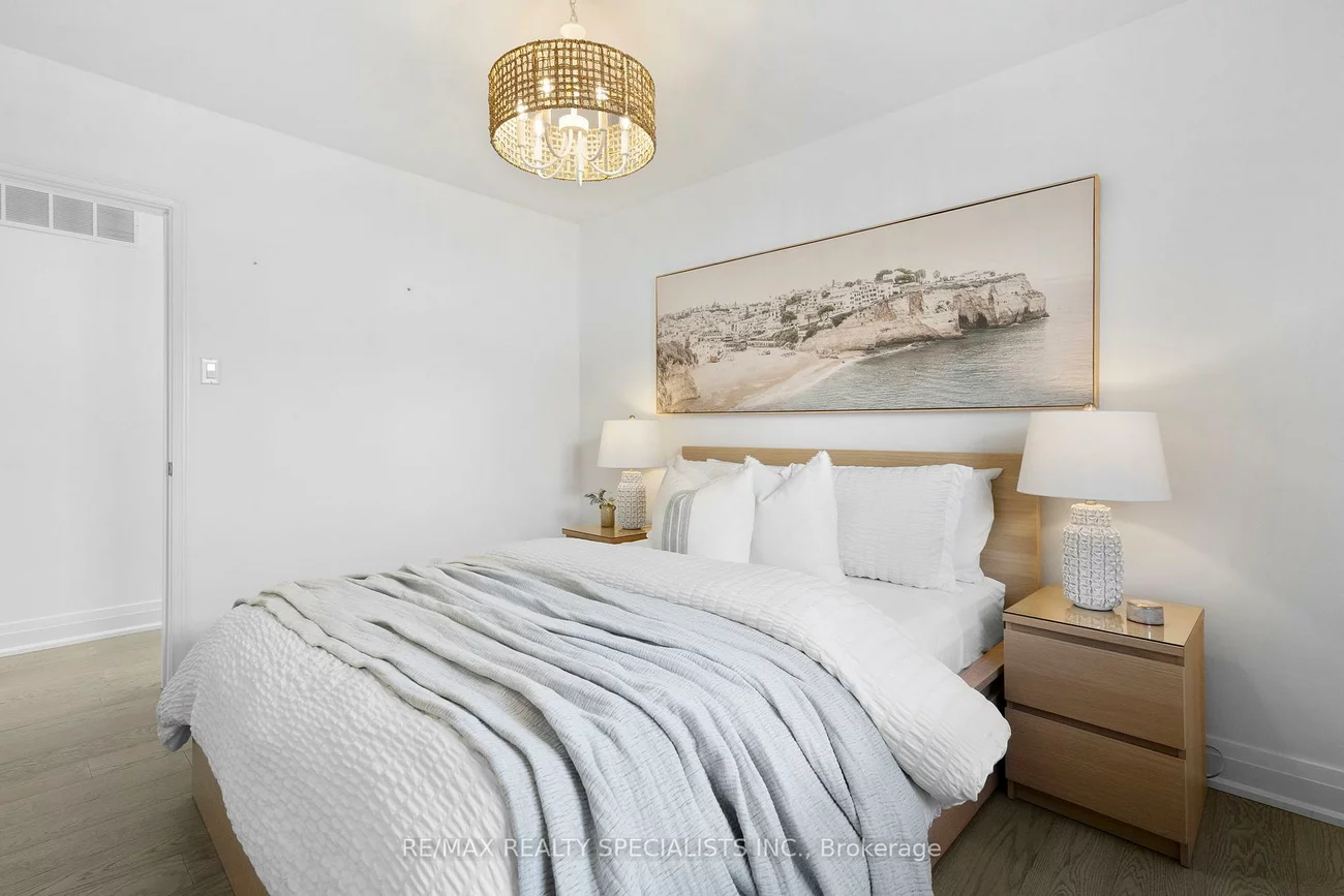 221, Thirtieth, Alderwood, Toronto