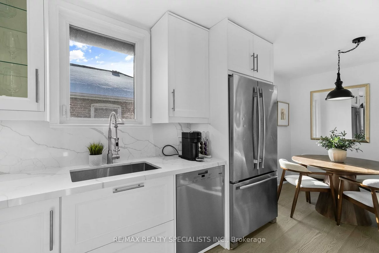 221, Thirtieth, Alderwood, Toronto