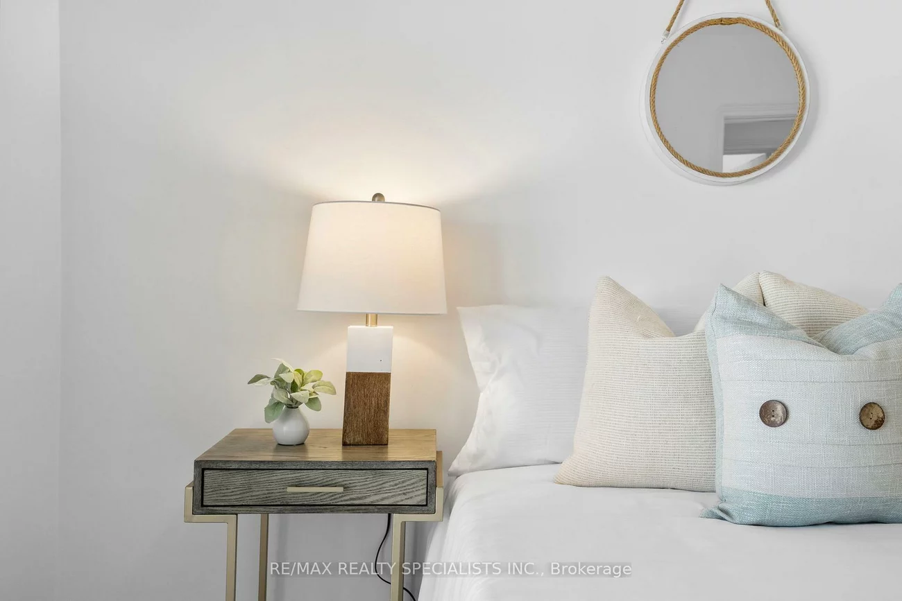 221, Thirtieth, Alderwood, Toronto