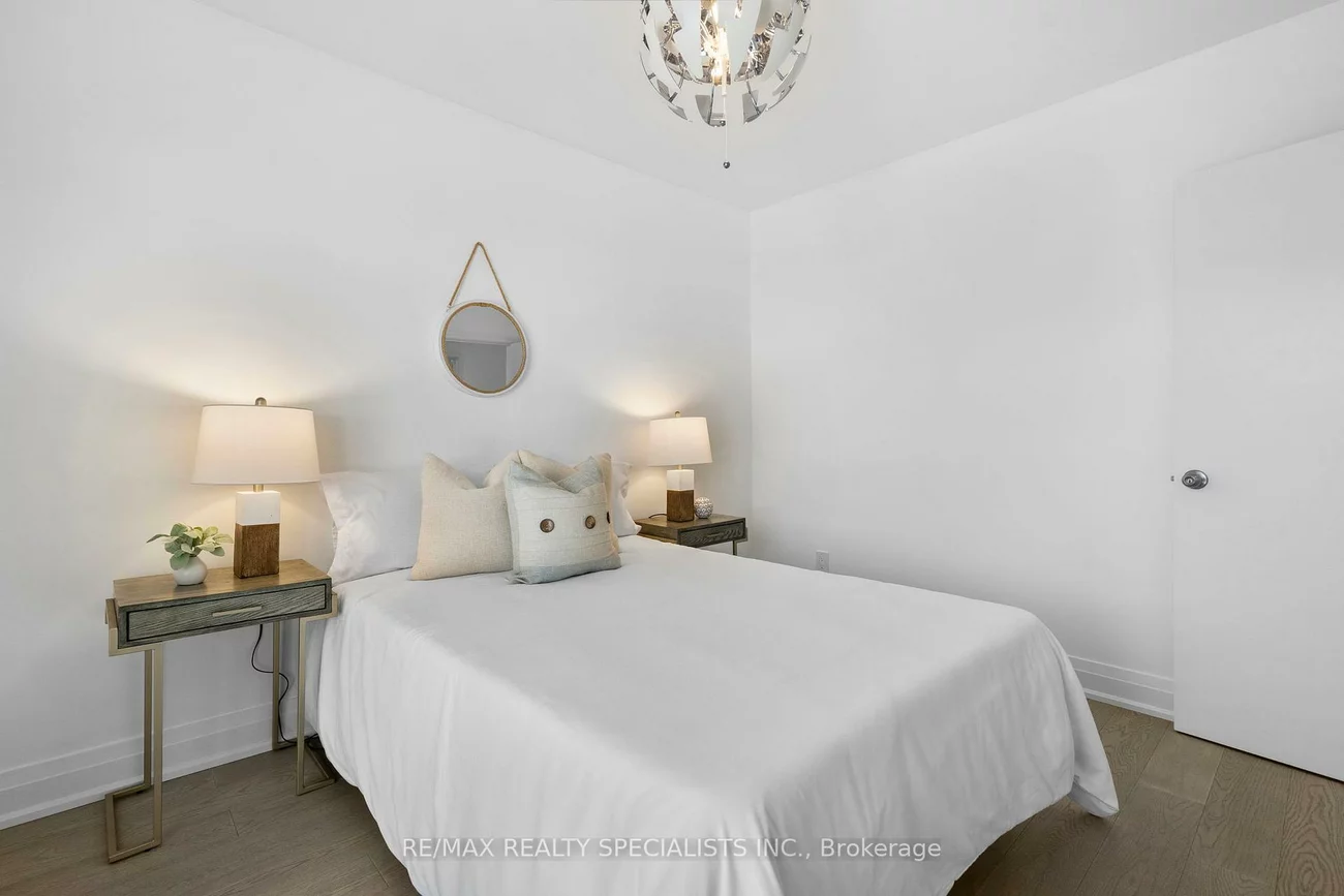 221, Thirtieth, Alderwood, Toronto