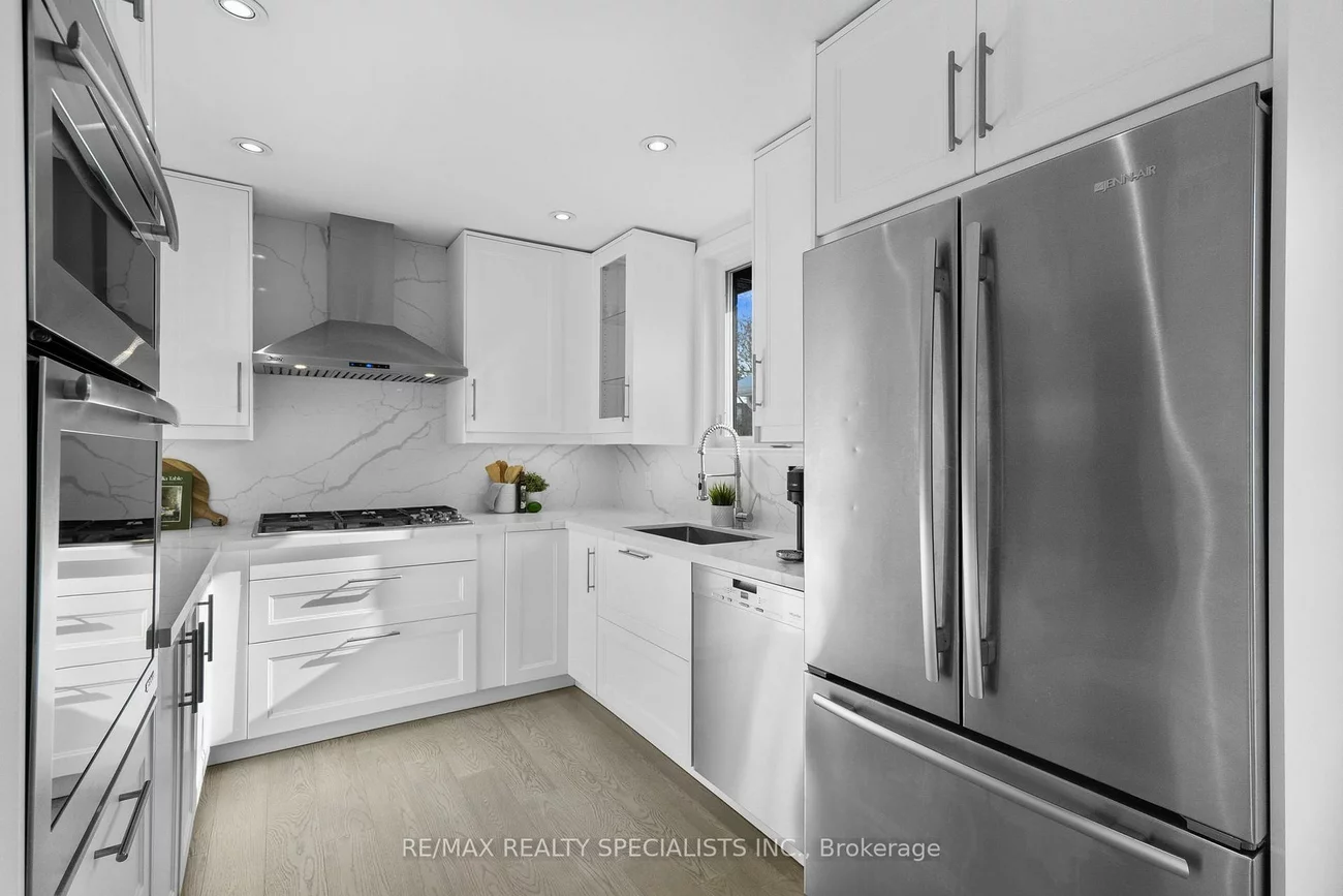 221, Thirtieth, Alderwood, Toronto