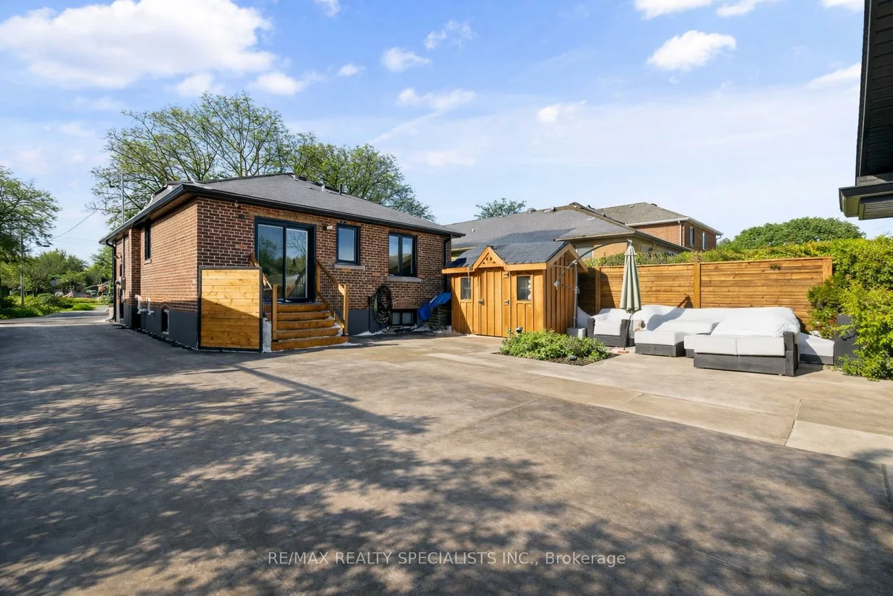 221, Thirtieth, Alderwood, Toronto