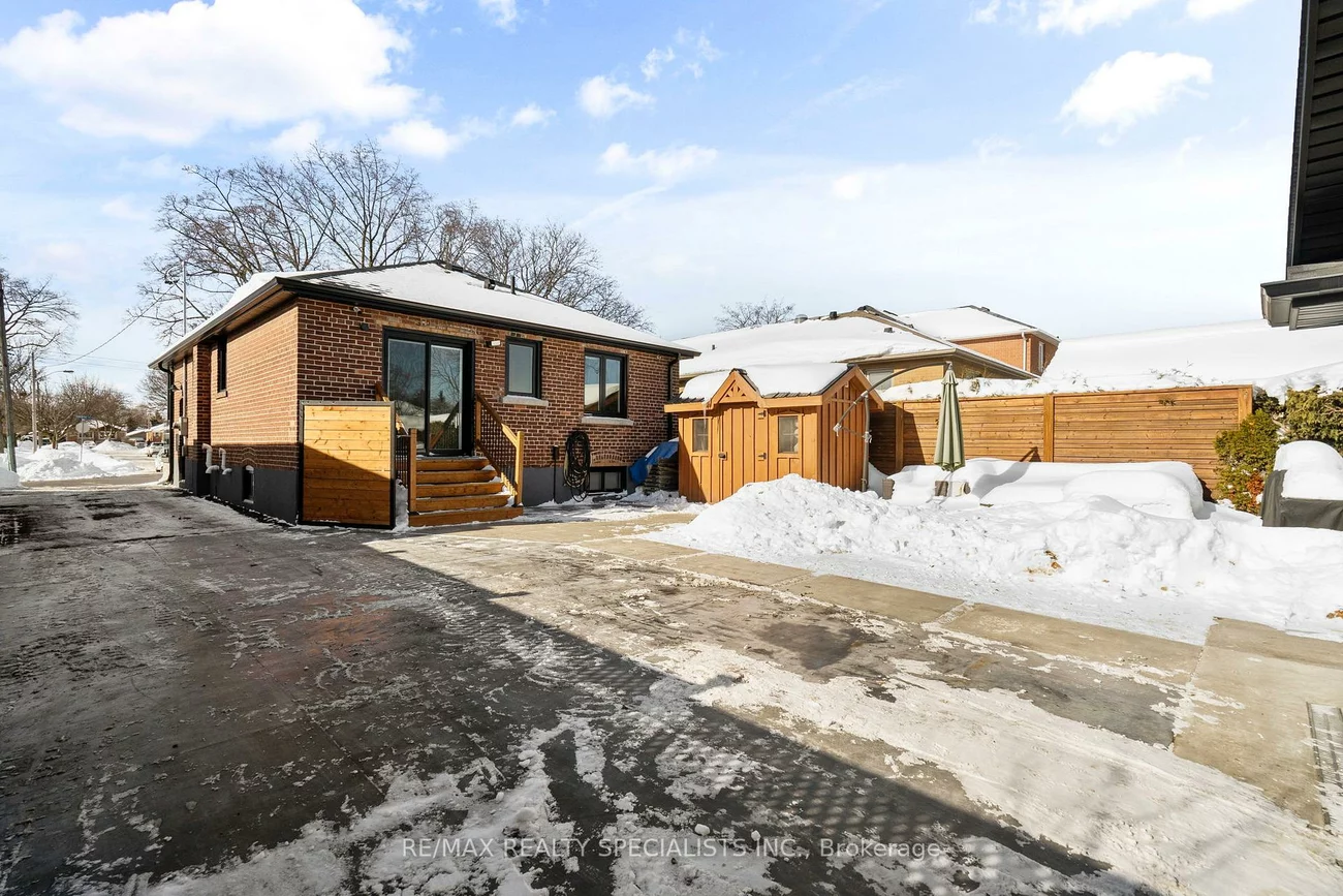 221, Thirtieth, Alderwood, Toronto