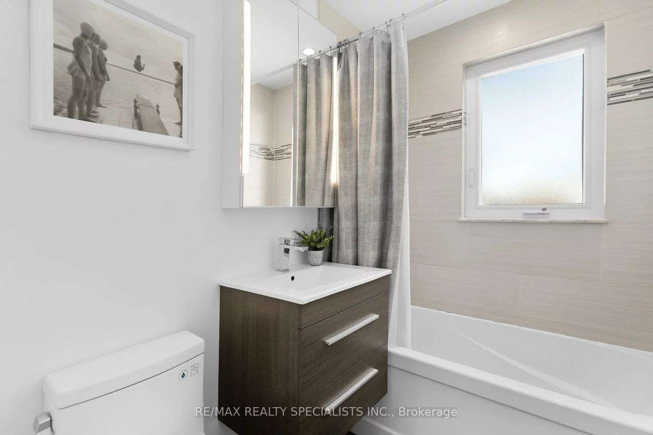 221, Thirtieth, Alderwood, Toronto