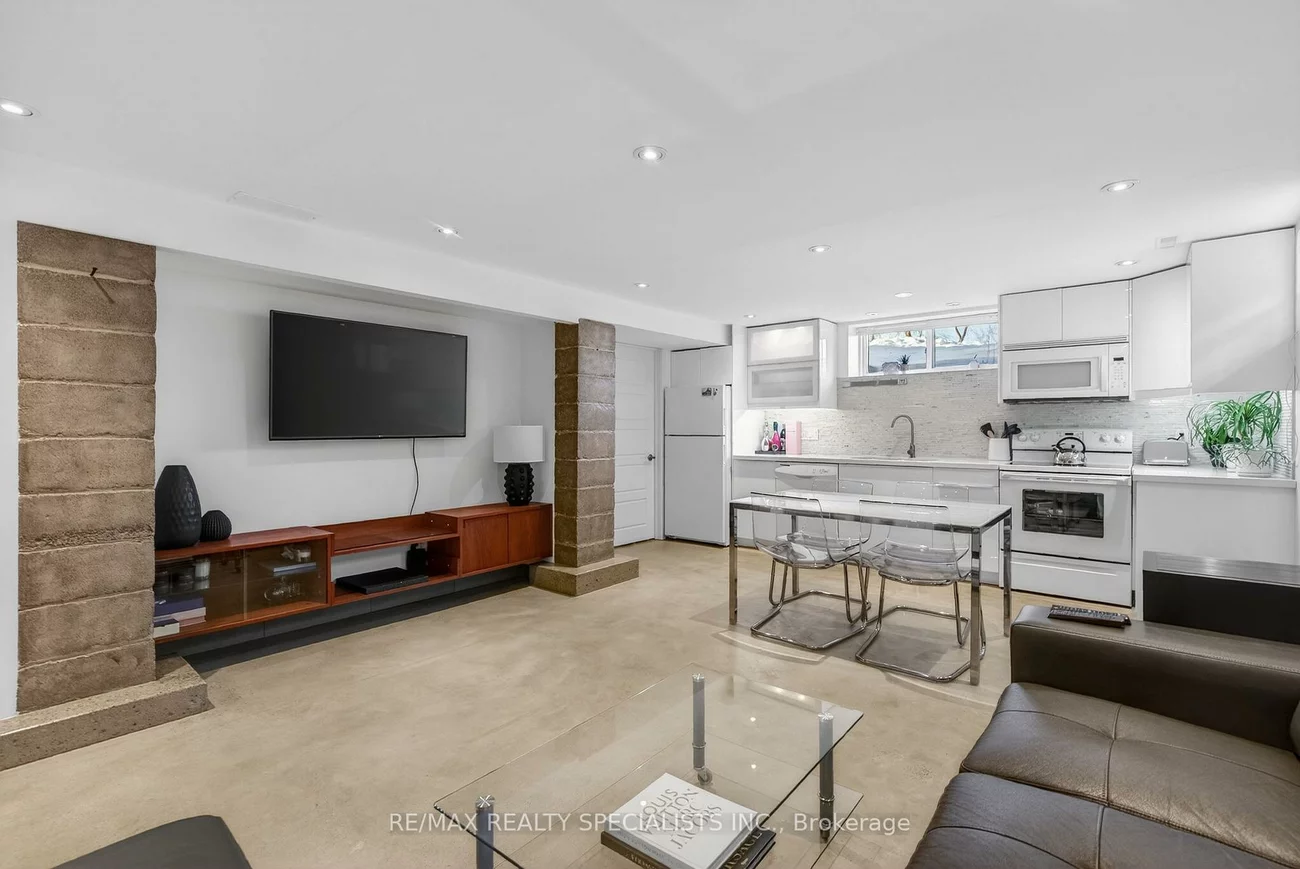 221, Thirtieth, Alderwood, Toronto