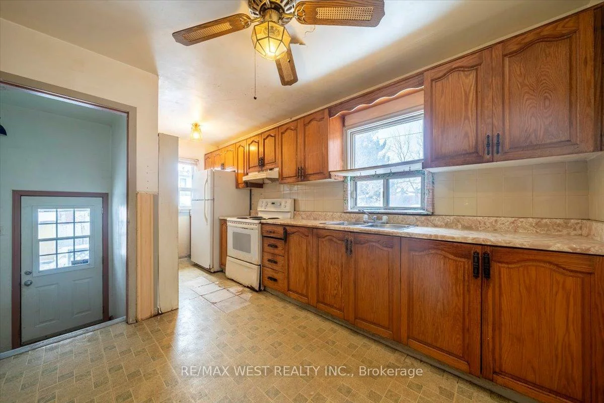 44, Seventeenth, New Toronto, Toronto