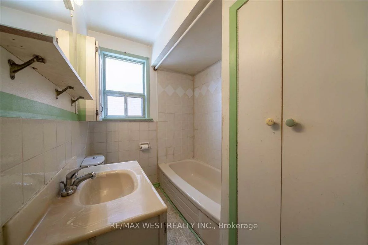 44, Seventeenth, New Toronto, Toronto