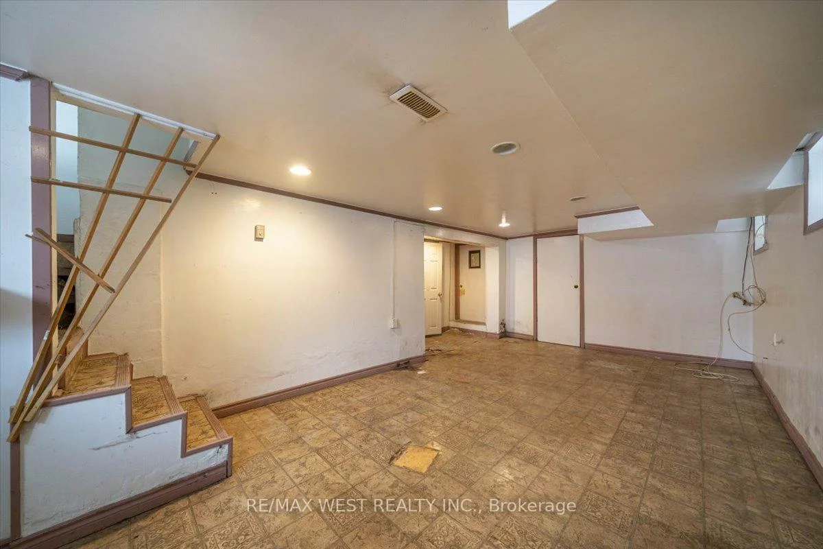 44, Seventeenth, New Toronto, Toronto