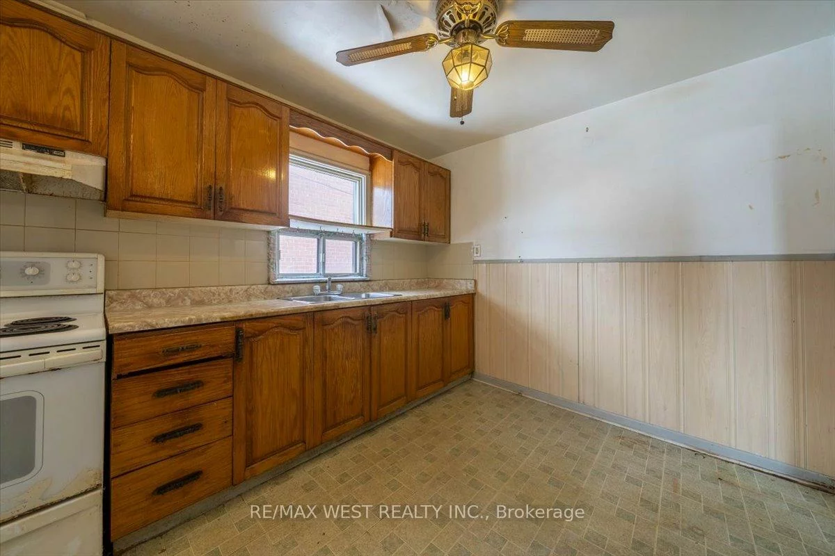 44, Seventeenth, New Toronto, Toronto