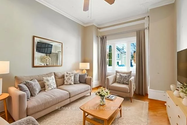 524, Gladstone, Dovercourt-Wallace Emerson-Junction, Toronto