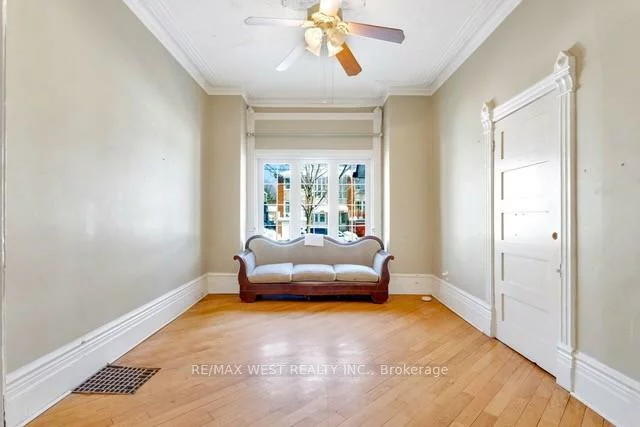 524, Gladstone, Dovercourt-Wallace Emerson-Junction, Toronto