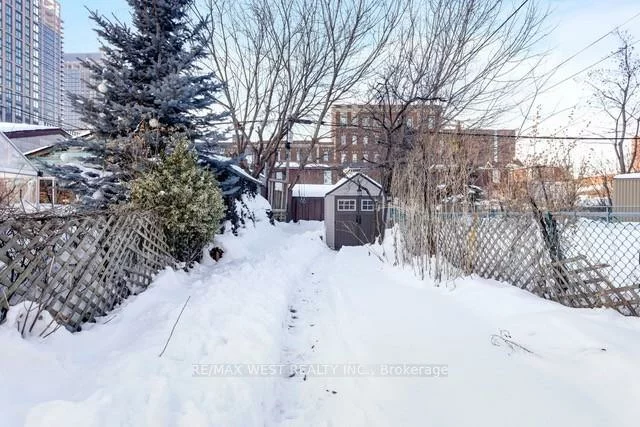 524, Gladstone, Dovercourt-Wallace Emerson-Junction, Toronto