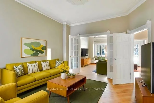 524, Gladstone, Dovercourt-Wallace Emerson-Junction, Toronto