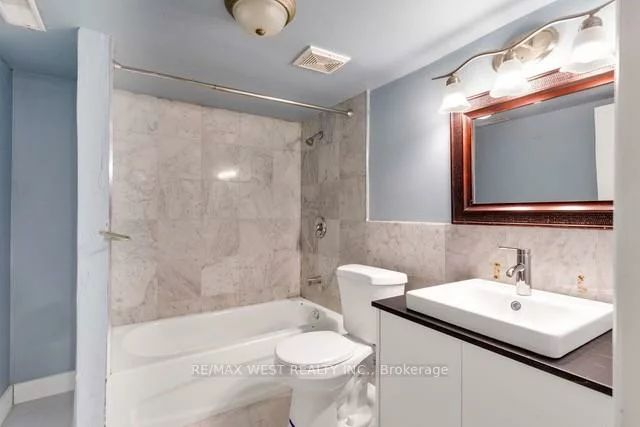 524, Gladstone, Dovercourt-Wallace Emerson-Junction, Toronto