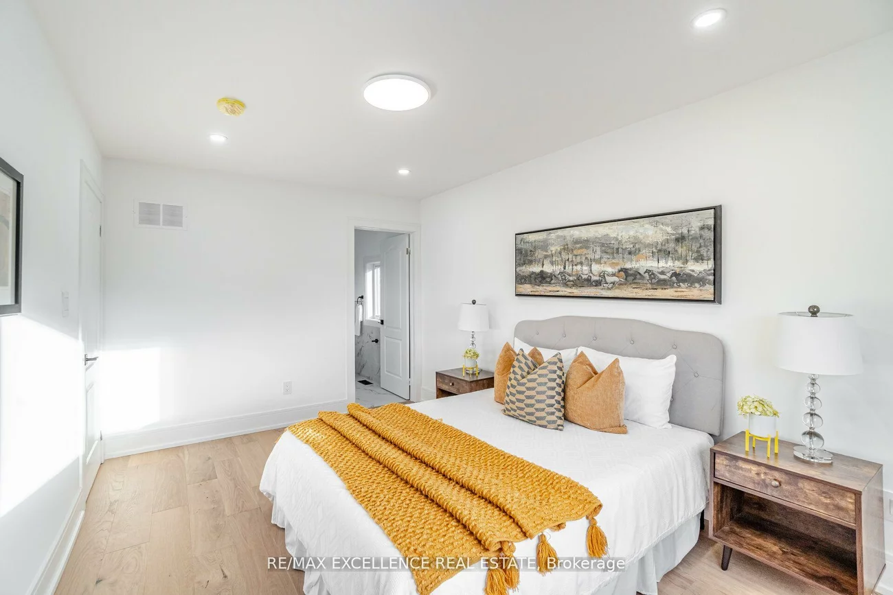 55, Renfield, Brookhaven-Amesbury, Toronto