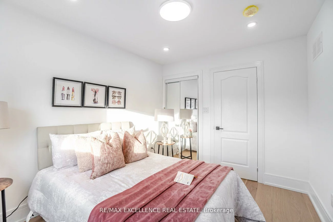 55, Renfield, Brookhaven-Amesbury, Toronto