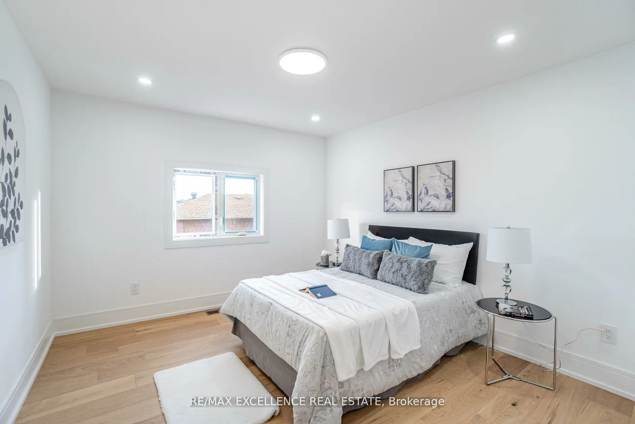 55, Renfield, Brookhaven-Amesbury, Toronto