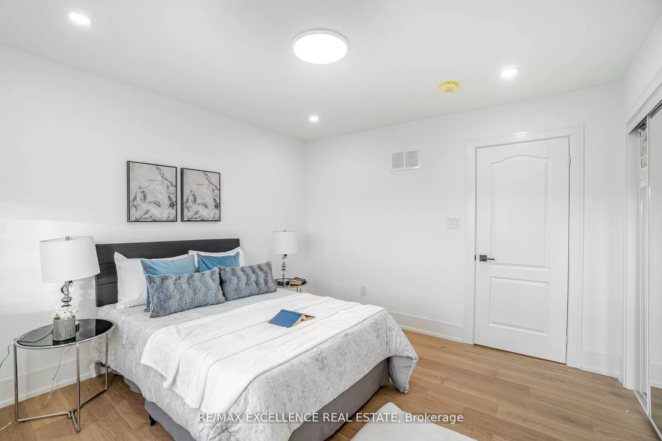 55, Renfield, Brookhaven-Amesbury, Toronto