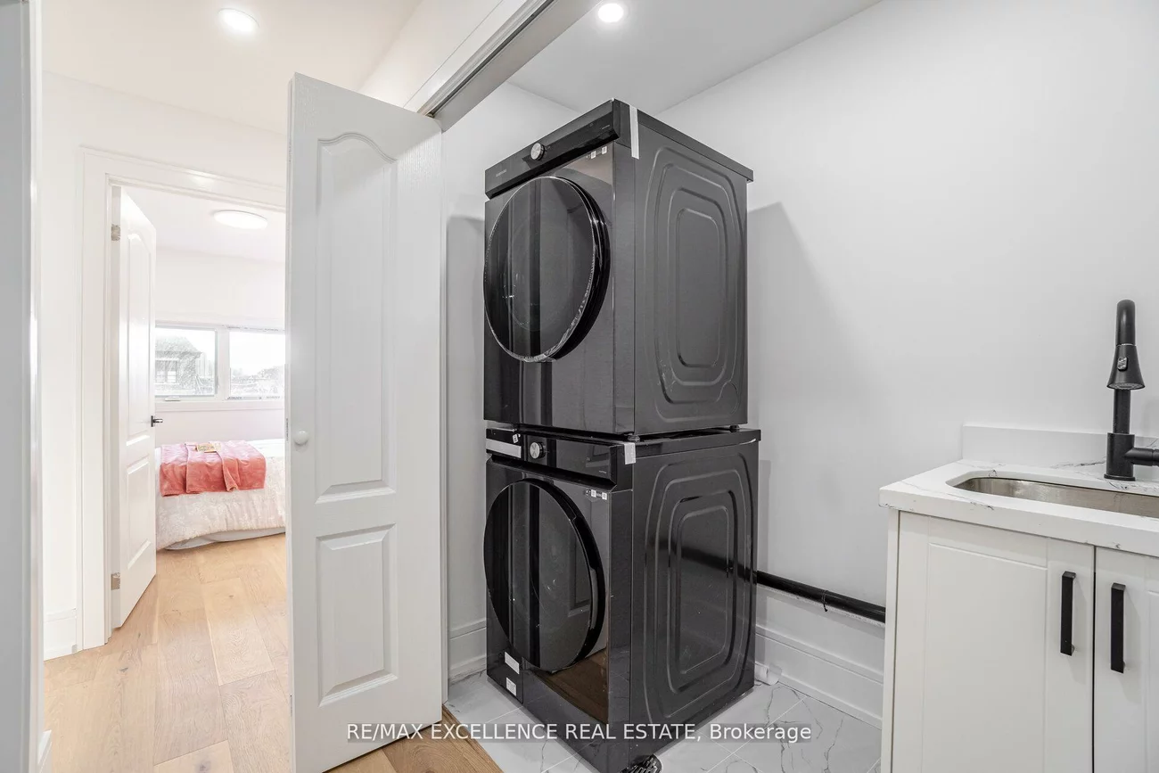 55, Renfield, Brookhaven-Amesbury, Toronto