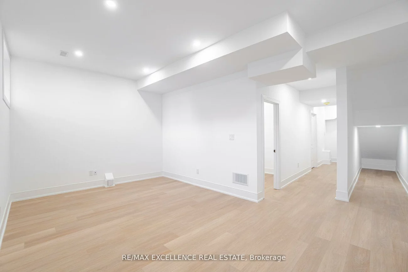 55, Renfield, Brookhaven-Amesbury, Toronto