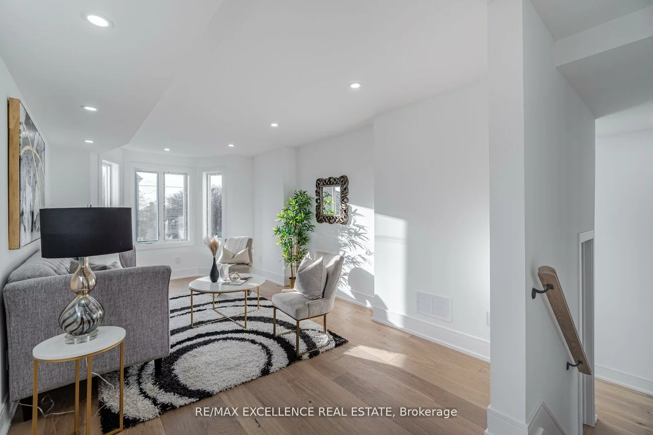 55, Renfield, Brookhaven-Amesbury, Toronto