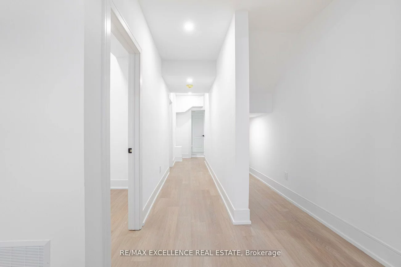 55, Renfield, Brookhaven-Amesbury, Toronto