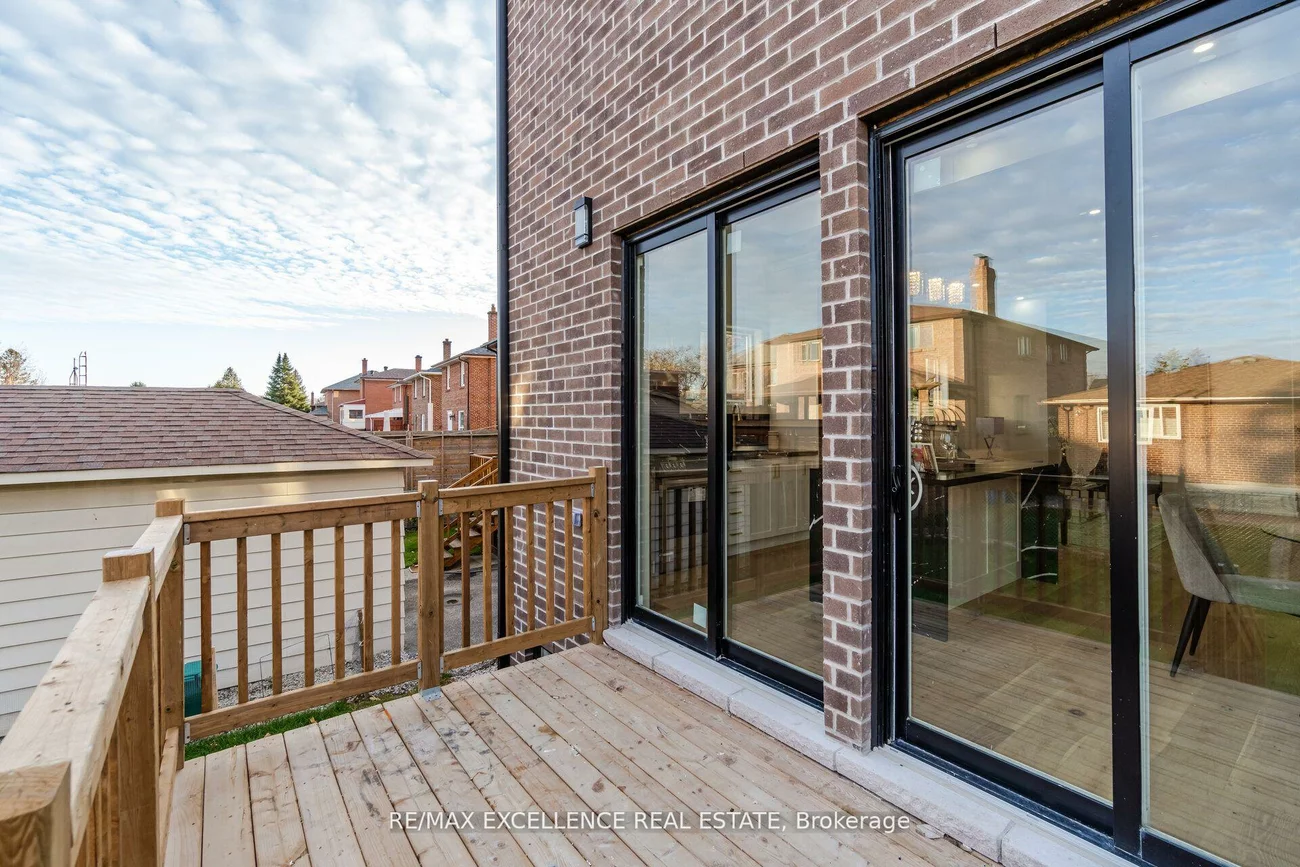 55, Renfield, Brookhaven-Amesbury, Toronto