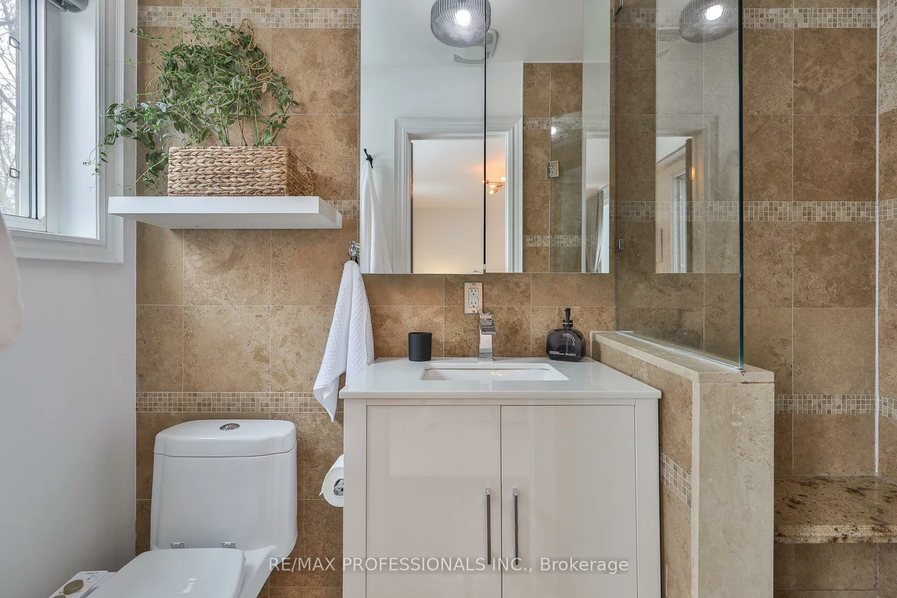 18, Constance, High Park-Swansea, Toronto