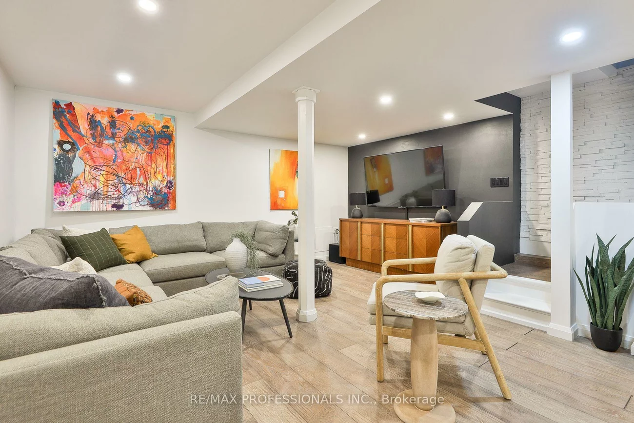 18, Constance, High Park-Swansea, Toronto