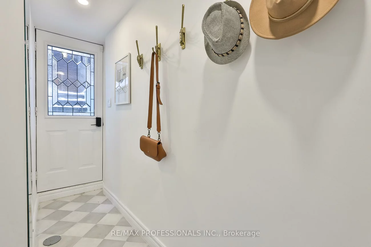 18, Constance, High Park-Swansea, Toronto