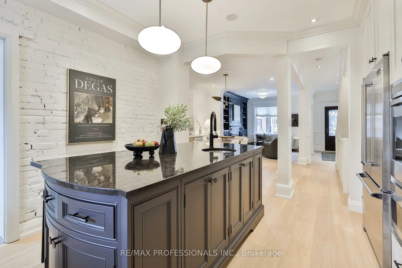 18, Constance, High Park-Swansea, Toronto