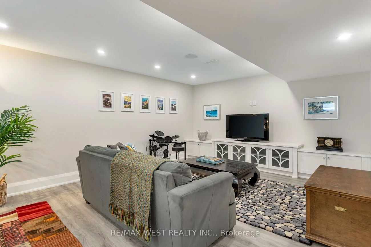 34, Government, Kingsway South, Toronto