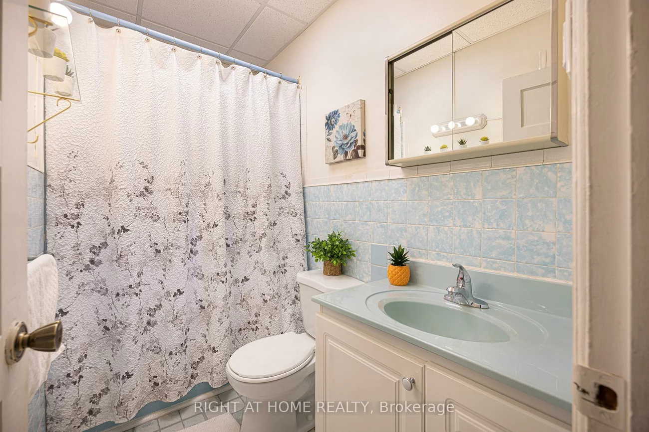 198, Lansdowne, Roncesvalles, Toronto