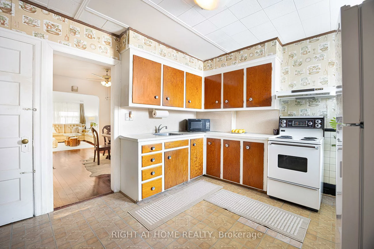 198, Lansdowne, Roncesvalles, Toronto