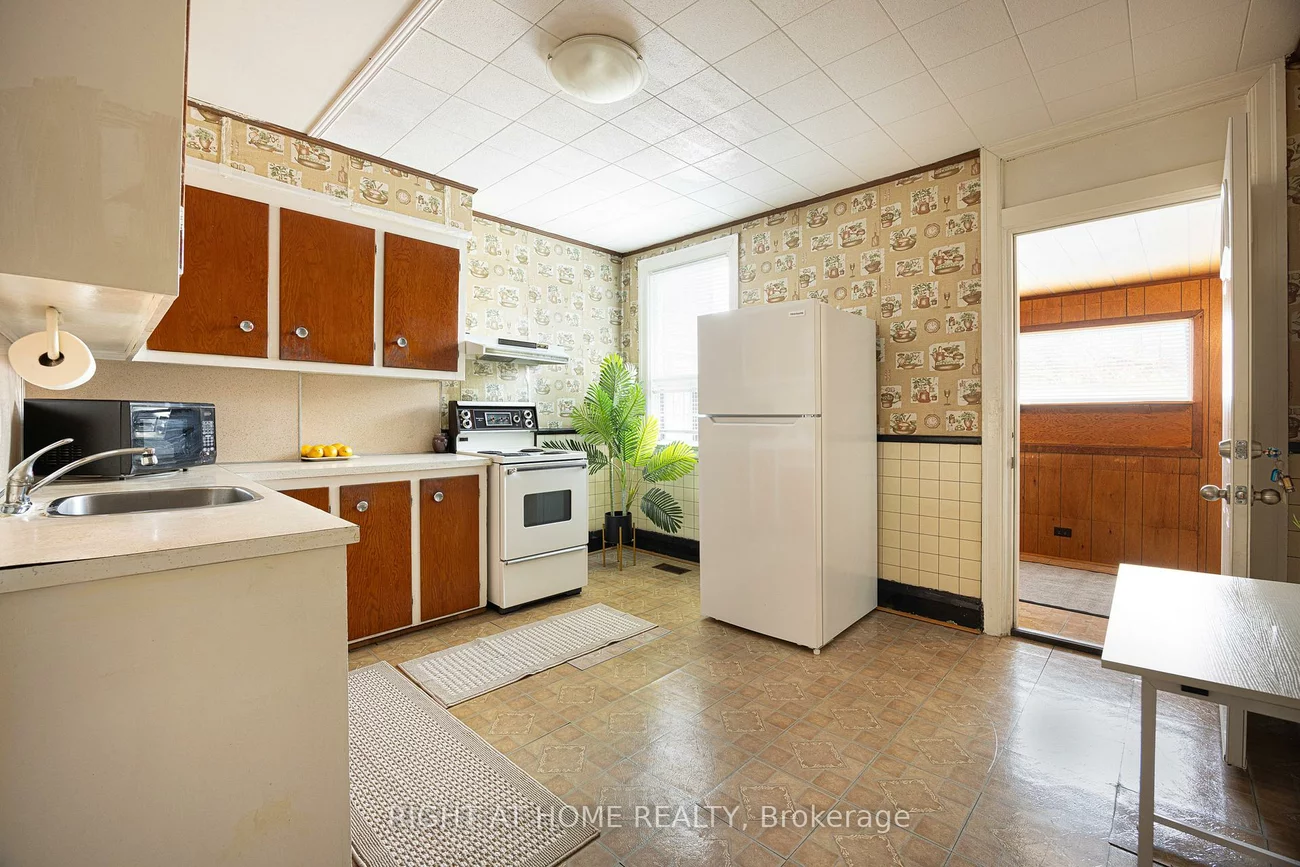 198, Lansdowne, Roncesvalles, Toronto