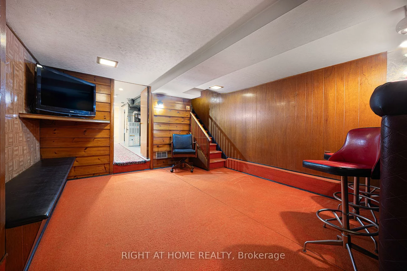 198, Lansdowne, Roncesvalles, Toronto