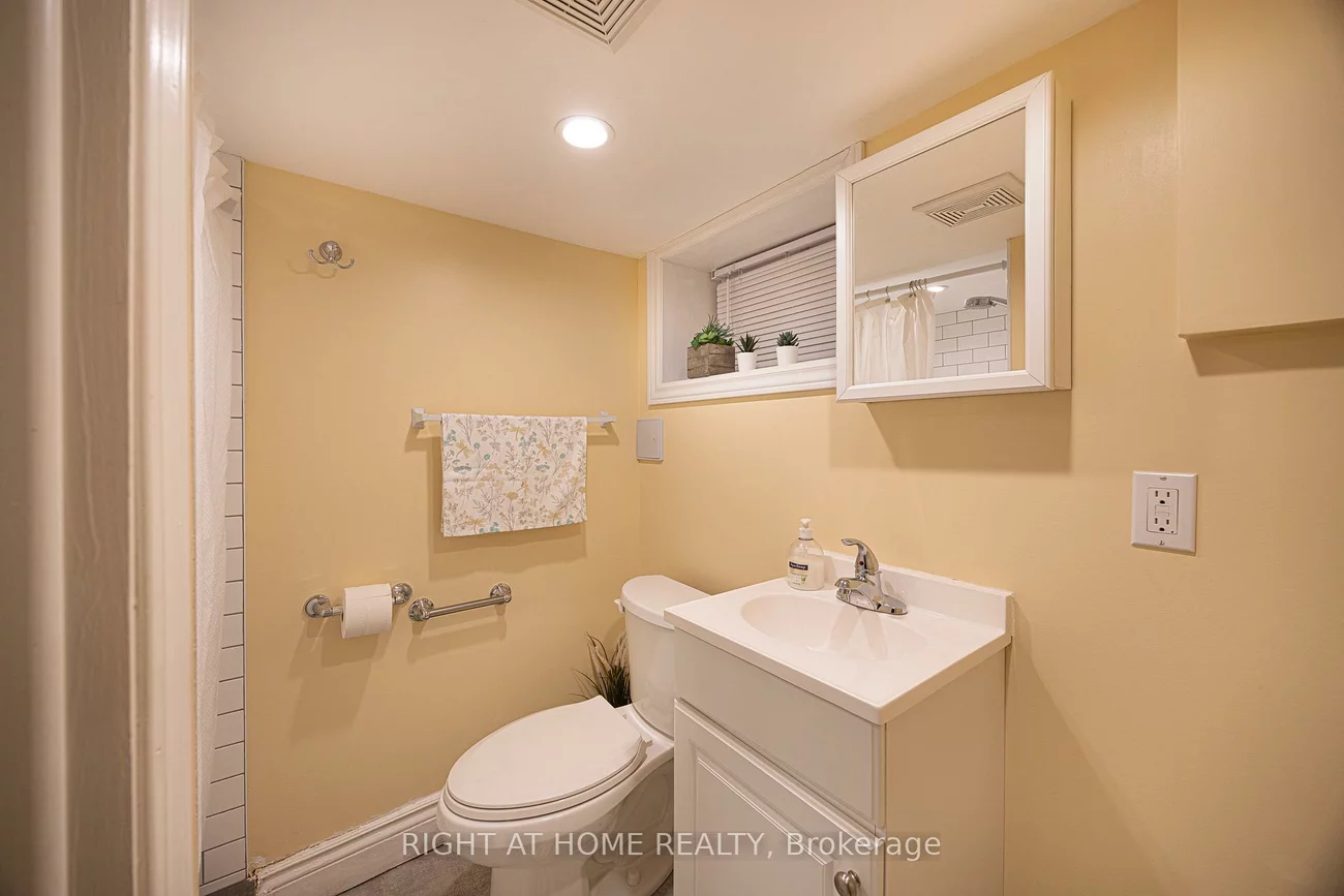 198, Lansdowne, Roncesvalles, Toronto