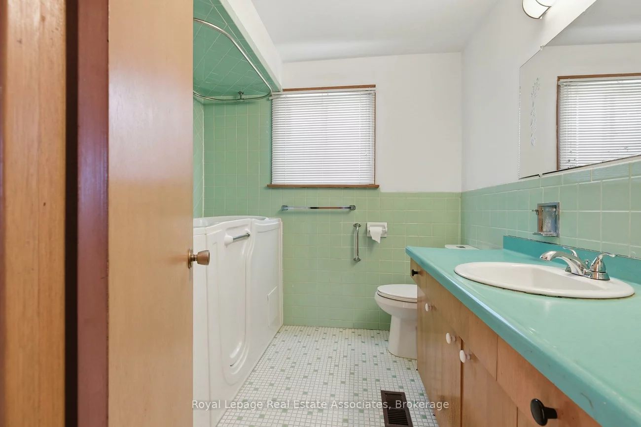 117, Harding, Brookhaven-Amesbury, Toronto