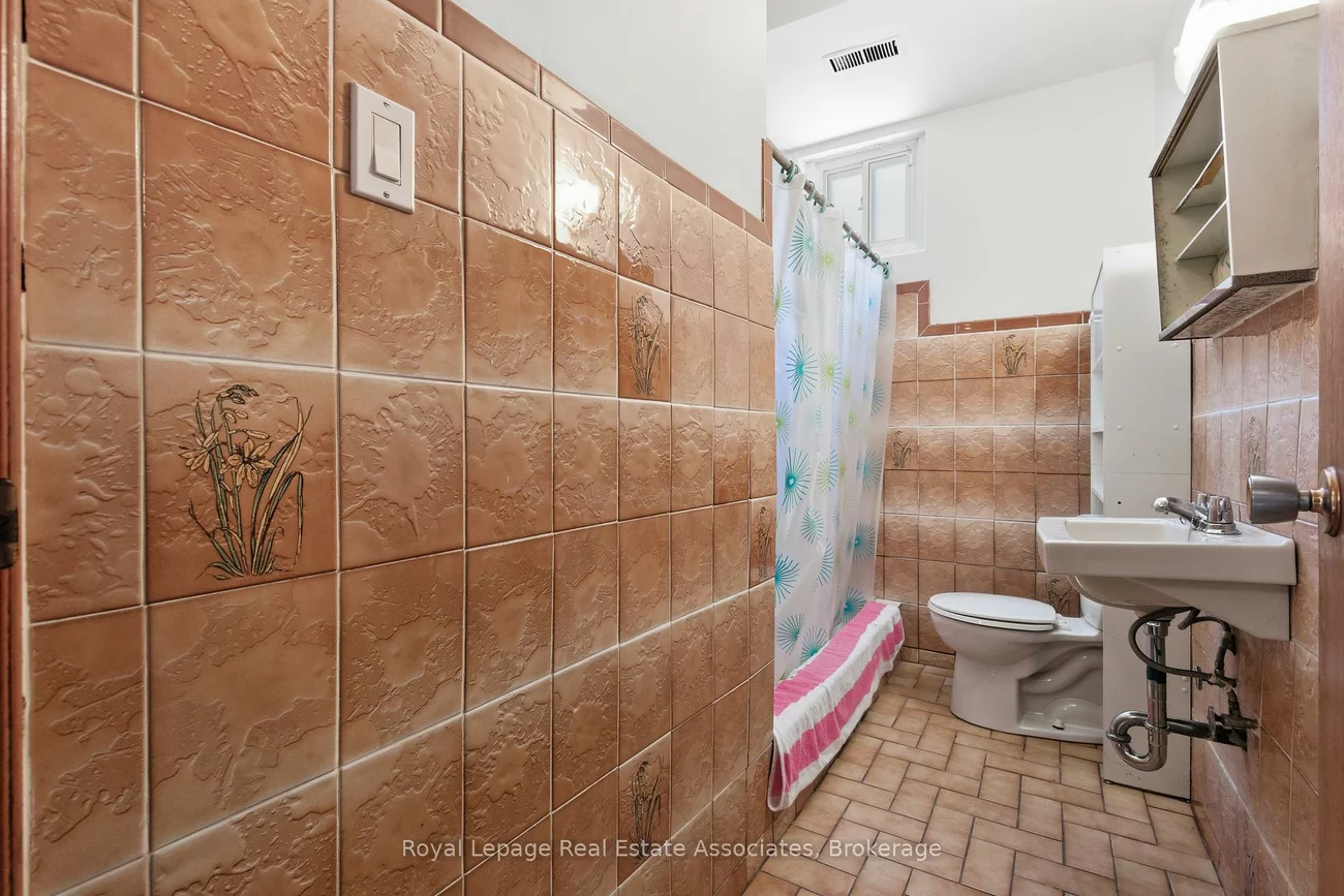 117, Harding, Brookhaven-Amesbury, Toronto