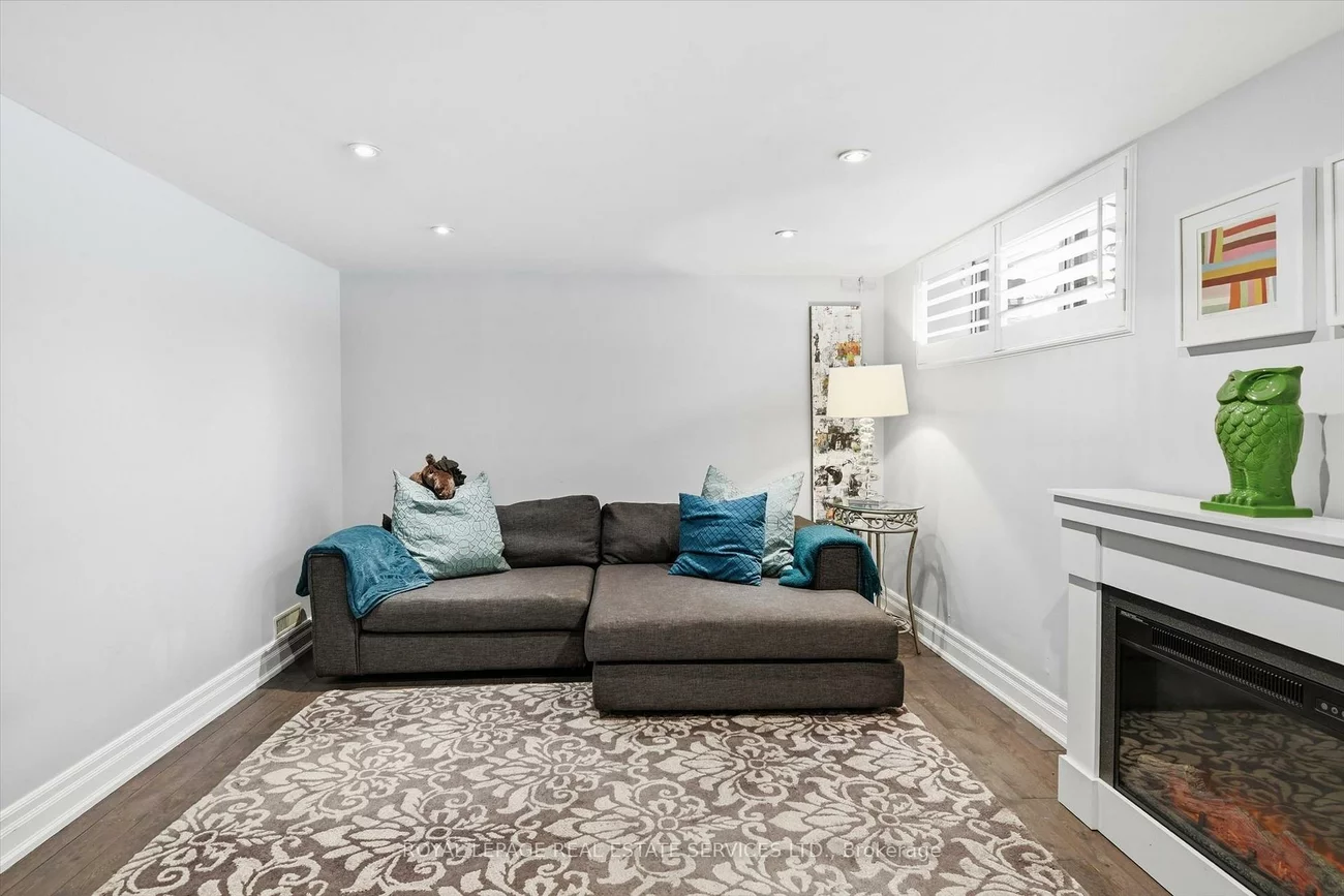 16, Wareside, Etobicoke West Mall, Toronto